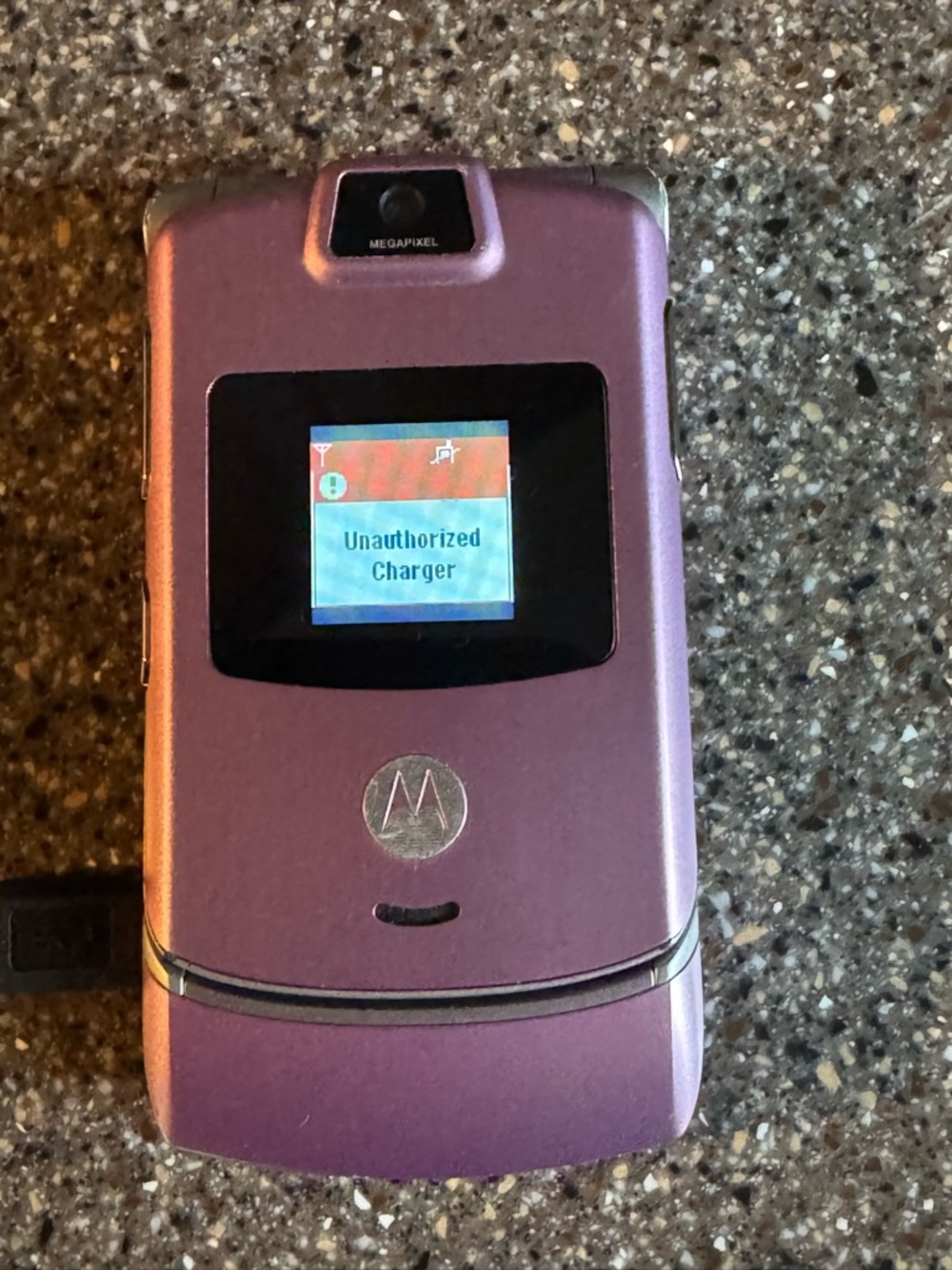 Motorola Razr Flip Phone with Charger!!Pink Verizon Works! Nostalgic Aesthetic - Picture 6 of 10